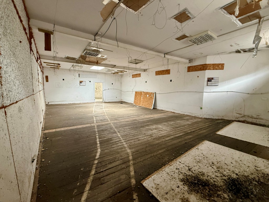 Lot: 70 - SUBSTANTIAL VACANT COMMERCIAL PREMISES WITH POTENTIAL - Room eleven